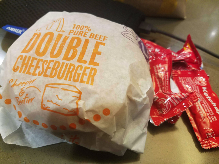 チーズバーガーとケチャップ4つ